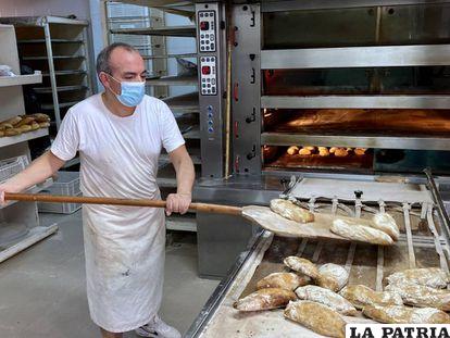 Panadero: Es un artesano cuyo oficio es elaborar el pan, desde la masa hasta el horneado. También se encarga de hacer derivados de la panadería. Debe conocer bien los ingredientes para su preparación, así como las herramientas que utilizará. Su labor es sacrificada porque por lo general trabaja durante la madrugada, para que las personas puedan saborear el pan de cada día, durante las mañanas, principalmente.