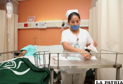 Enfermera: Es una de las profesiones más dignas porque debe estar en contacto directo con los pacientes para salvarles la vida. Es la parte operativa del trabajo del médico, porque ejecuta los diagnósticos, la medicación entre otras tareas. Debe prepararse académicamente para conocer en detalle cada una de las partes del cuerpo humano, así como las patologías que atenderá en cada ser.