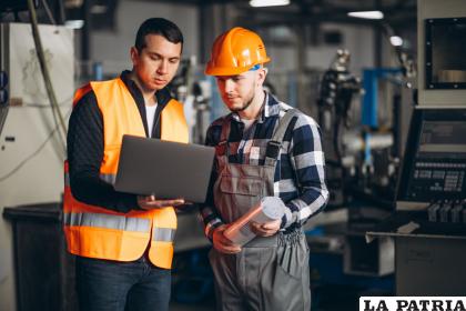 Ingeniero: Es la persona que debe utilizar al máximo el ingenio, porque su misión es solucionar una serie de problemas, principalmente técnicos; a su vez es una especie de inventor obligado, debe crear herramientas, elaborar planos, estructuras, diseña materiales, entre otros.