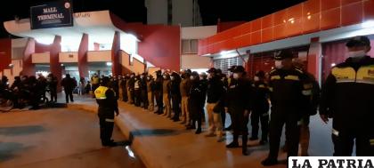 El operativo sorpresa inició en la terminal “Hernando Siles” 
/LA PATRIA
