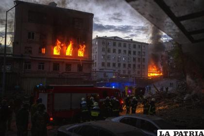 Cuerpos de emergencia trabajan en el lugar donde se produjeron incendios por una explosión en Kiev  / AP Foto / Emilio Morenatti