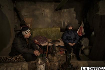 Personas se refugian dentro del sótano de un edificio durante un ataque ruso 
/ AP Foto / Felipe Dana
