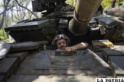 Un militar ucraniano entró en un tanque para hacer reparaciones tras los combates contra las fuerzas rusas en la región de Donetsk / AP Foto / Evgeniy Maloletka