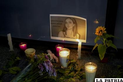 Velas y flores rodean una imagen de Debanhi Escobar, durante una manifestación en contra de la desaparición de Escobar y otras mujeres / AP Foto / Eduardo Verdugo