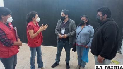 Los padres de Nicole recibiendo las recomendaciones antes de la entrega de la menor /Cancillería de Bolivia