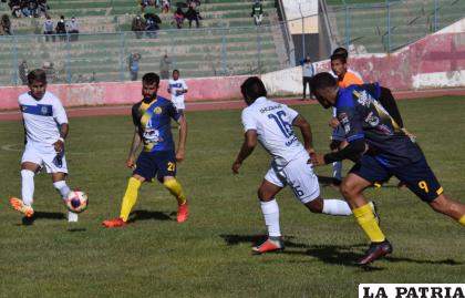 Joao Vinicius corre por la espalda para anotar, al final marcó dos goles /LA PATRIA