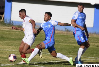 Iván Huayhuata domina el balón /APG