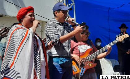 La ministra de la Presidencia, María Nela Prada cantó con artistas orureños /LA PATRIA