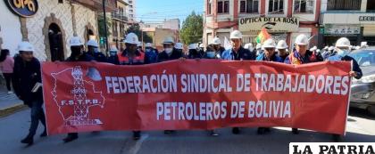 Los petroleros durante su paso por la Plaza 10 de Febrero /LA PATRIA