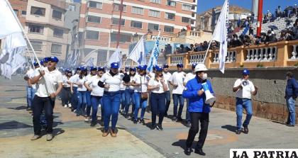 Los “guerreros digitales del MAS” armaron un show por la Avenida Cívica /LA PATRIA