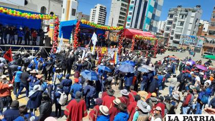 Se armaron tres tarimas para el acto central /LA PATRIA