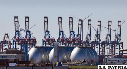 Tanques para la producción de biogás, en el muelle de Hamburgo, Alemania /AP Foto/Martin Meissner, archivo