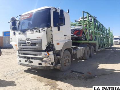 El camión transportador registró daños materiales /LA PATRIA