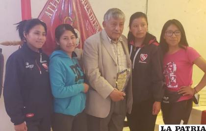 Momento especial con Simón Martínez exselección boliviana y parte del CAI /LA PATRIA

