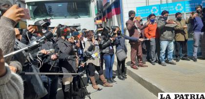 Los periodistas cumplen con la misión de informar y fiscalizar /LA PATRIA
