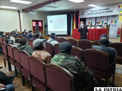 Los socios en una de las charlas preparatorias para las elecciones /TEDO