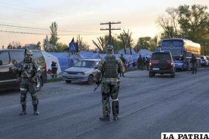 Soldados rusos y combatientes de la República Popular de Donetsk custodian el campamento temporal /AP Foto/Alexei Alexandrov
