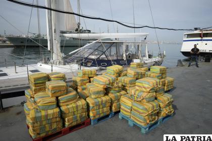 Pacas de cocaína por un total de 5,2 toneladas y un yate confiscado son mostrados a la prensa /AP Foto/Armando Franca