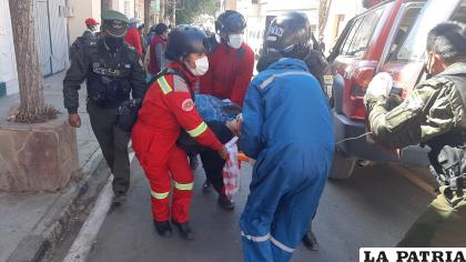 Bomberos y personal médico la trasladaron hasta el hospital
 /LA PATRIA
