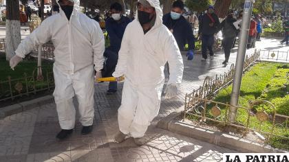 El cadáver es trasladado a la morgue del cementerio /LA PATRIA
