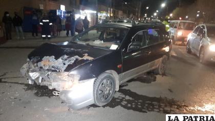 El vehículo tipo taxi tiene dañado toda el área frontal /LA PATRIA
