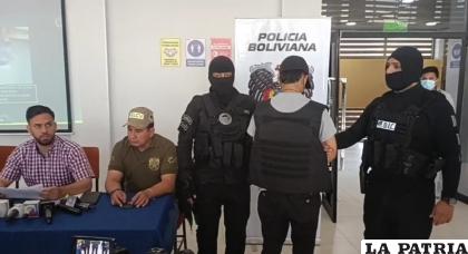 El joven fue presentado como posible autor del feminicidio de Laura /ABI