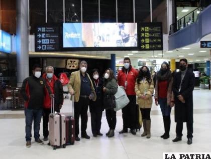 Delegación del Colegio “Alemán” da la bienvenida a los visitantes extranjeros. (Aeropuerto del Alto - La Paz)