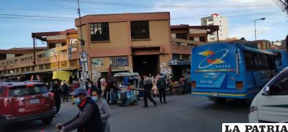 Comercio informal se adueña de las calles /LA PATRIA 
