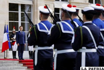 El presidente francés Emmanuel Macron reconoce a tropas militares durante la ceremonia de su investidura /Gonzalo Fuentes /Pool vía AP
