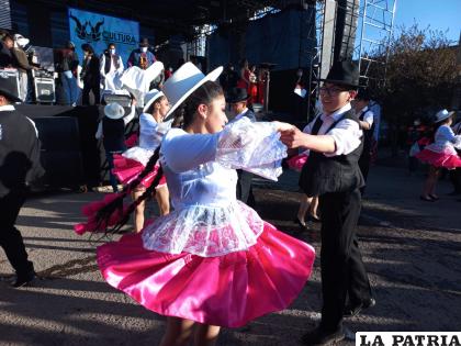 Ballet Municipal de Oruro llevó danza a la Feria / LA PATRIA