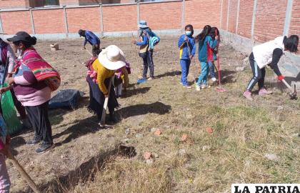 Vecinos y estudiantes de “El Carmen” trabajaron juntos /DSA-GAMO 
