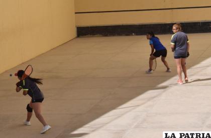 Buen nivel técnico de las orureñas en la rama femenina /LA PATRIA
