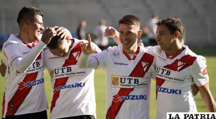 Jugadores del “millonario” celebran el triunfo que sin duda les devuelve la confianza /APG