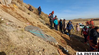 Los cuerpos de las víctimas son observados por los habitantes de la zona /APG