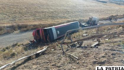 El bus terminó fuera de la vía tras chocar con el objeto fijo /APG