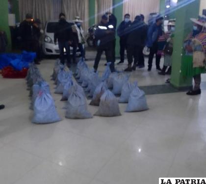 Llevaban ilegalmente 29 sacos de mineral / Comando de la Policía de Oruro
