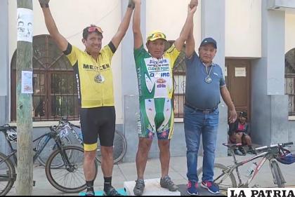 Cristóbal Bustos en lo alto del podio en la división Máster “C” 
/Magazine Deportivo
