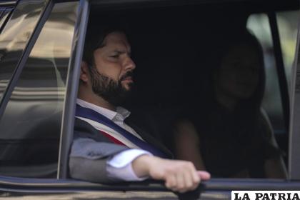 El presidente de Chile, Gabriel Boric, y la primera dama, Irina Karamanos /AP Foto/Esteban Félix, Archivo