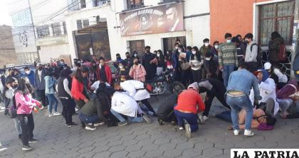 Estudiantes reaniman a sus compañeros en la calle /APG