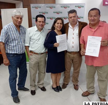 Maggy Talavera junto a directivos de la Asociación de Periodistas de Santa Cruz y colegas /APSC