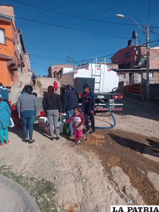 Ciudadanos se abastecen de agua potable mediante cisternas de la entidad /sela
