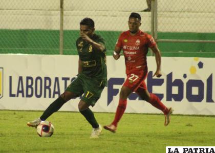 Didí Torrico domina el balón ante la mirada de Layonel Figueroa /APG