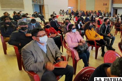 Los periodistas orureños durante el homenaje en su día /LA PATRIA