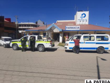 El minibús fuera del recinto hospitalario /LA PATRIA
