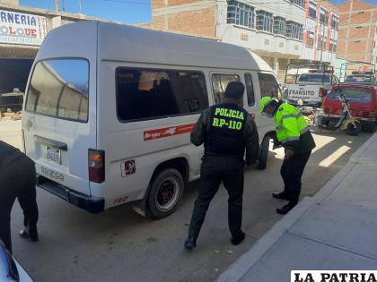 El minibús tiene un poco de daño en el lateral derecho /LA PATRIA
