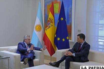 El presidente de Argentina, Alberto Fernández, a la izquierda, y el jefe del gobierno español Pedro Sánchez durante una reciente reunión /AP Foto /Paul White