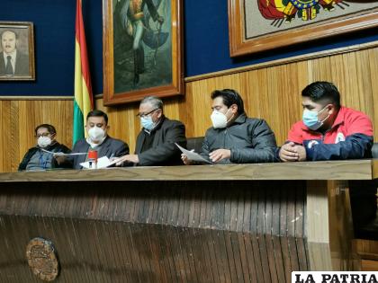 Representantes de la UTO y el SSU durante la firma del documento/LA PATRIA