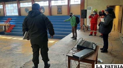 Policías investigan la zona del hecho en la UATF de Potosí /APG