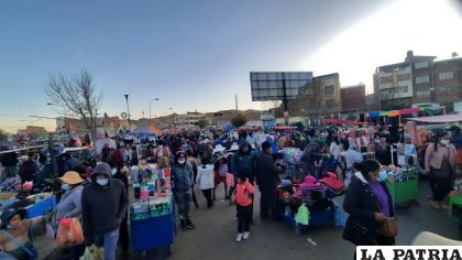 La Feria Oruro Moderno continúa albergando a centenares de personas /LA PATRIA