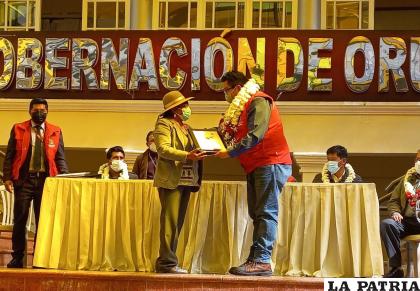El Secretario de Asuntos Jurídicos de la Gobernación, Vladimir Oquendo, entrega la carpeta a la alcaldesa de Toledo, María Estela Ayma /LA PATRIA
